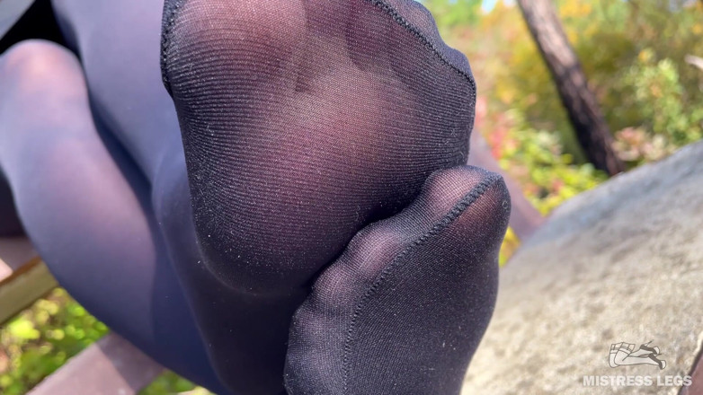 Mistress Legs: Sgrilletta i piedi neri in collant - Suole di nylon all'aperto...