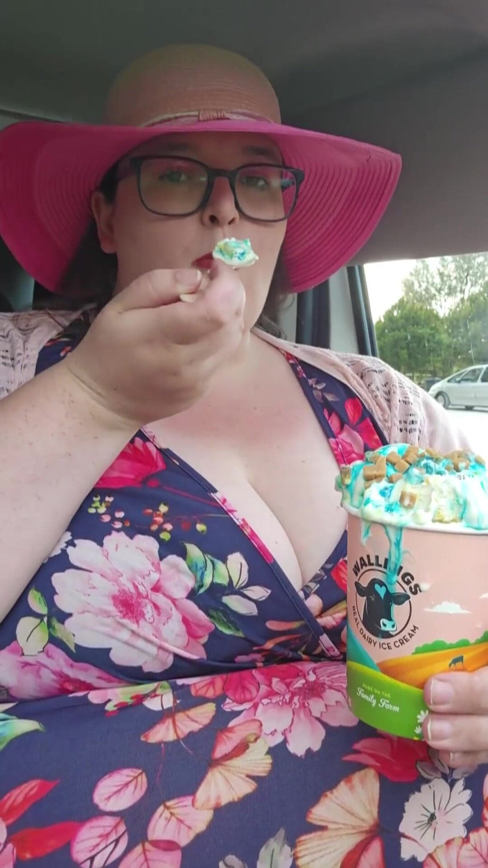 SSBBWLadyBrads: アイスクリームを食べよう