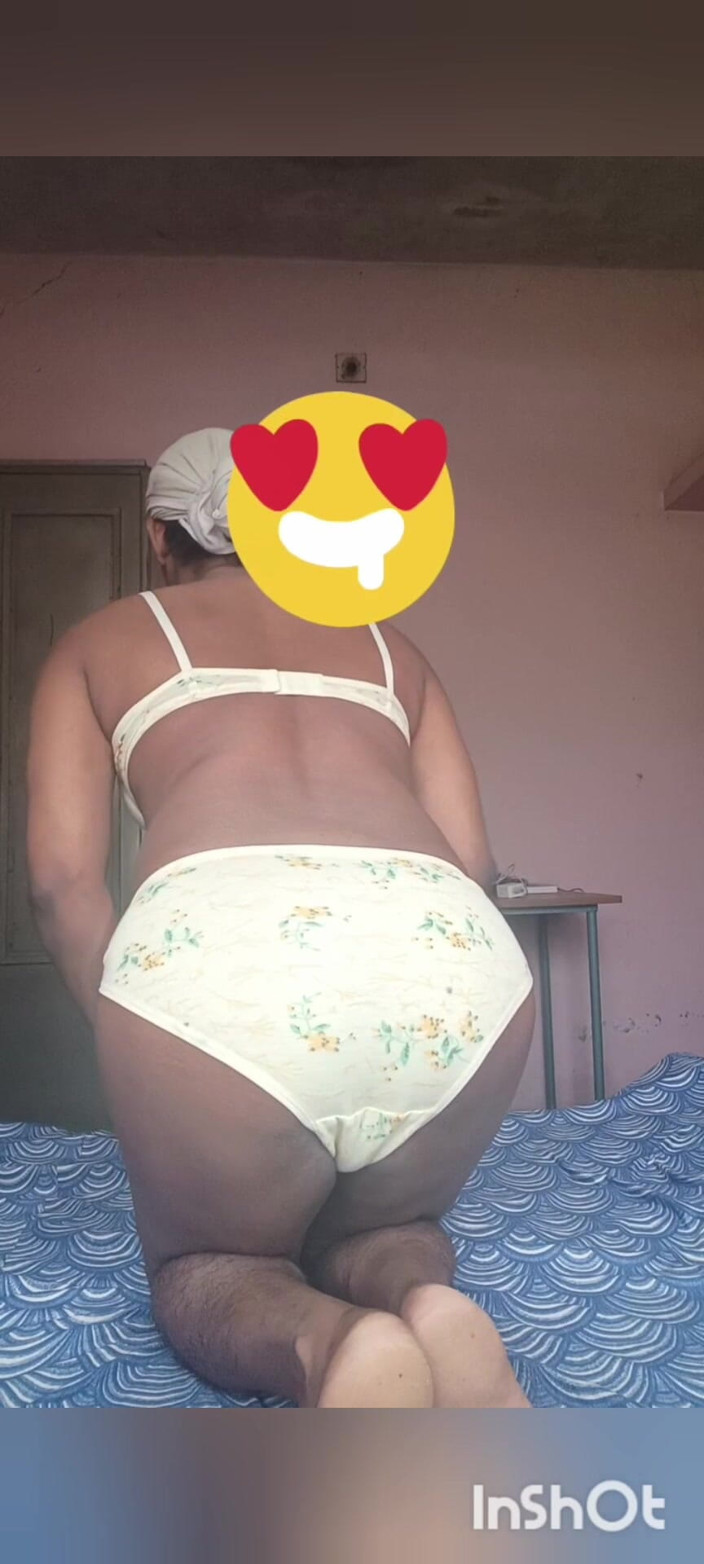 shapemodel: Une culotte en lingerie sexy fait un essai de culotte,...