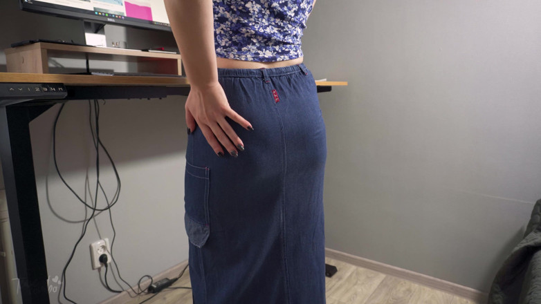 Teasecombo 4K: Setiausaha MILF dalam Jean Skirt mengusik garis seluar dalam yang...