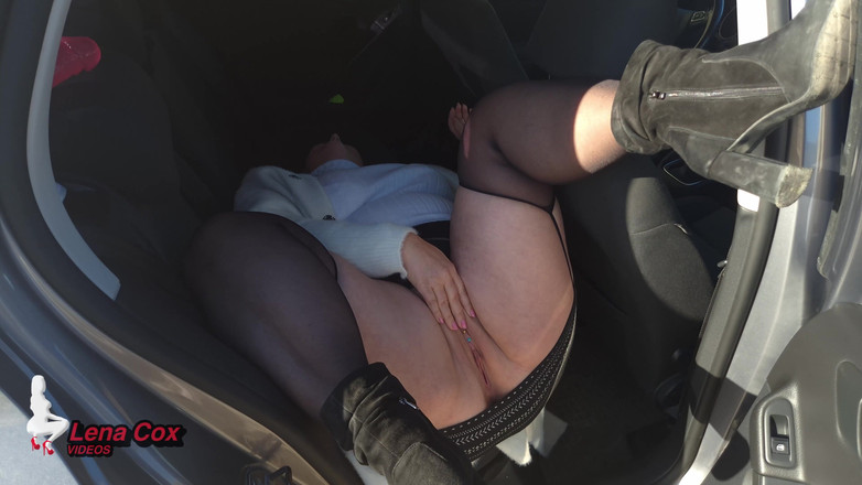Lena Cox: 欲情した妻が車の中で自慰と噴射を