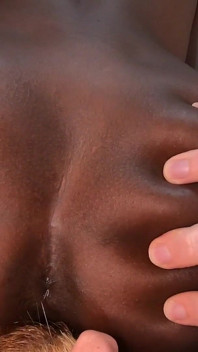 Une bombasse noire sexy se fait bouffer les deux trous par son papa blanc