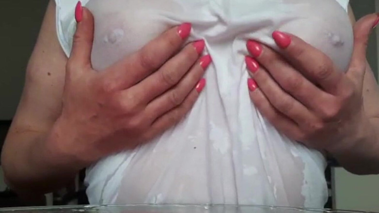 Aqua Pola: Оргазм сосків і охолодження, змочуючи мою футболку