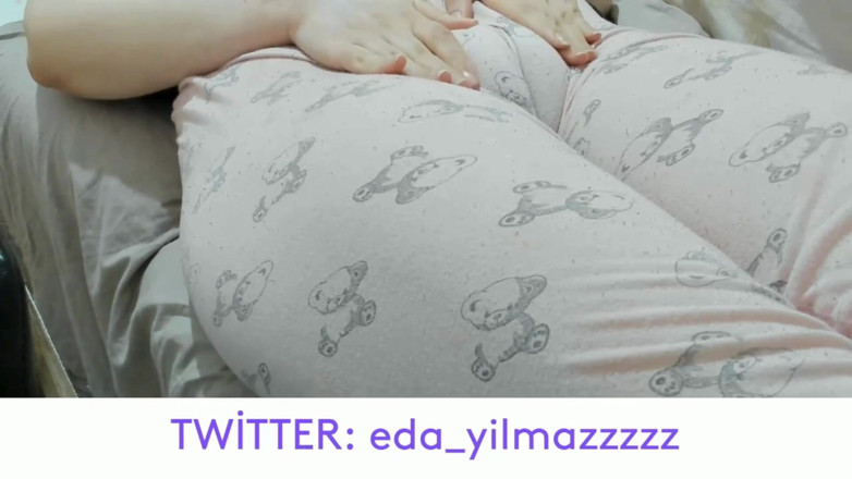 bigass_sexy_bigboobs: Stydké pysky- Masturbace v pyžamu- Nafouklá kundička- Oteklá kundička- Velká...