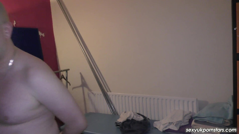 100% Amateur Gangbang and Bukkake from the UK!: Солодка англійська блондинка трахається в сауні