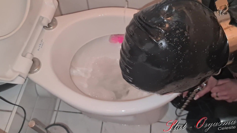 Slut Orgasma Celeste: 奴隷痴女 - ラテックス小便の飲酒とトイレ掃除のオーガズムセレステ