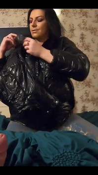 Prev milfycalla, mein freund kommt 3 mal auf meine neue schwarze glänzende puffy unter diejacke! -174