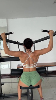 Dos musclé, short court, entraînement à la gym