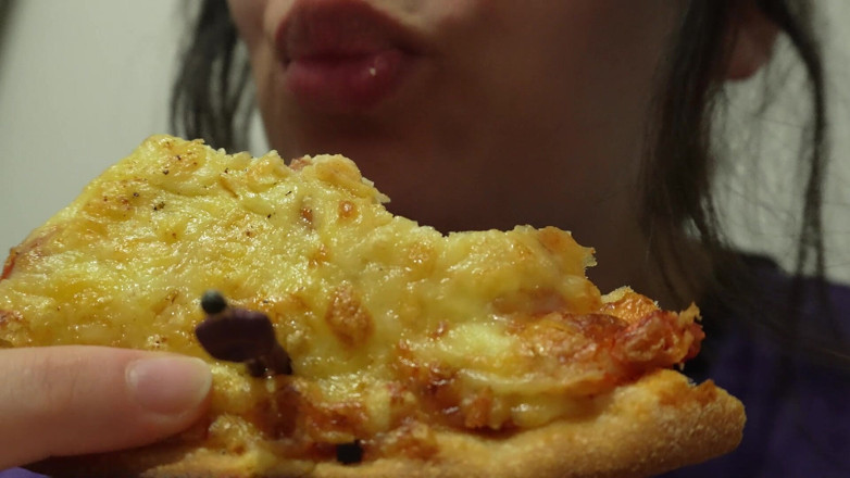 AmayaMori: Makan malam pizza raksasa bergiliran sama pria mungil yang berubah...
