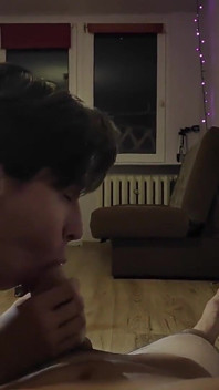 Twink bedient seinen mitbewohner, fetten und großen schwanz