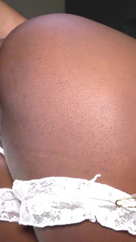 Ebony v Sexy Lingeire bere bílého ptáka do pusy a do kundičky