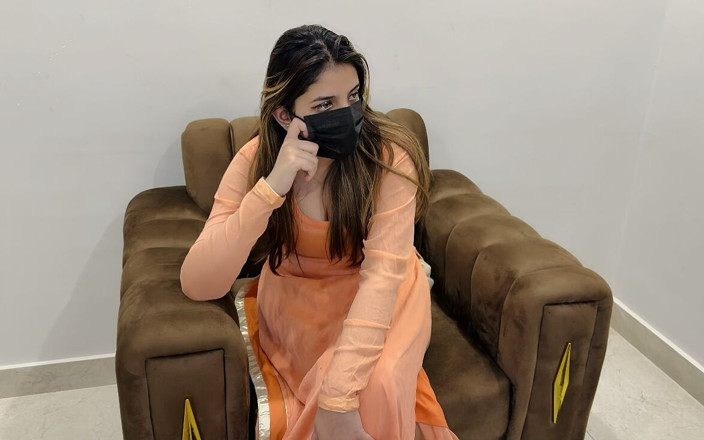 Sarakhan: Seksi latin üvey kız kardeşim şehrimde bir iş bulmak için evime geliyor