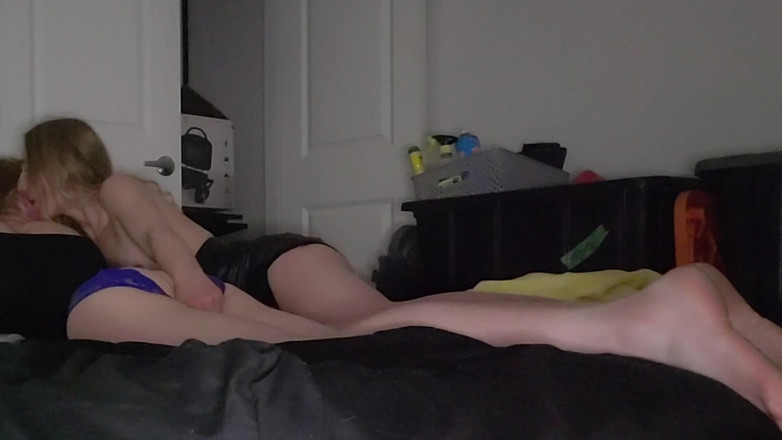 Alix Nixx: Heiße blondine dominiert den arsch ihres freundes.