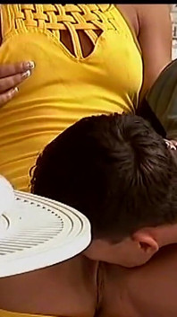 Une blonde sexy au corps magnifique se fait baiser par trois bites bien dures dans un trio sensuel