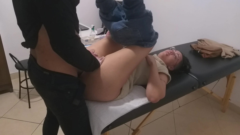 Gabi SweetCouplesStories: Gerçek ürolog anal muayene yapıyor ve onu götünde penisi ile iyileştiriyor