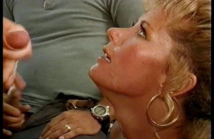 Perfect Porno: La moglie bionda viene gangbang sul letto