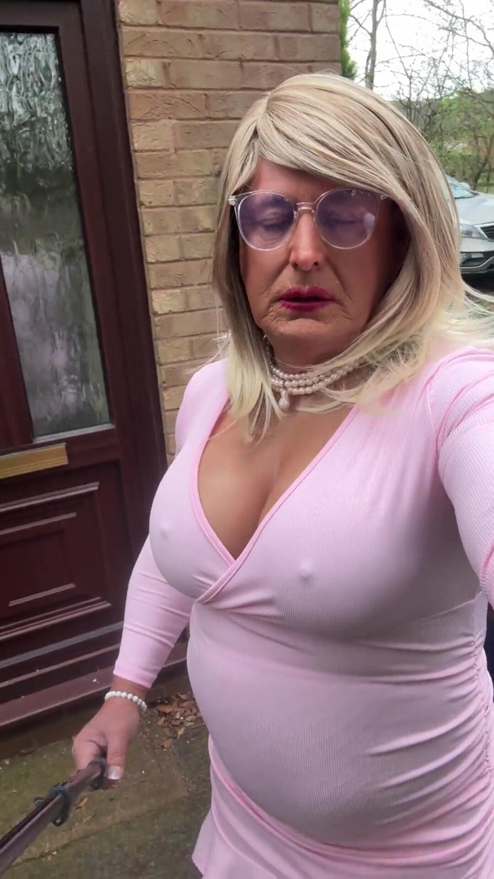 Kellycd2022: Sexy Crossdresser Kellycd2022 v růžových šatech a bílých síťovaných punčochách