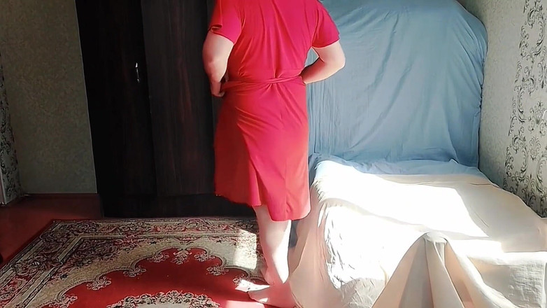 Kitty_Cross: Speels mietje zittend in benen op donzig roze tapijt