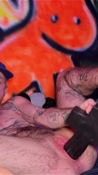 Dövmeli tboy xxx pembe oğlan amcığını xl çapraz dildoyla esnetiyor