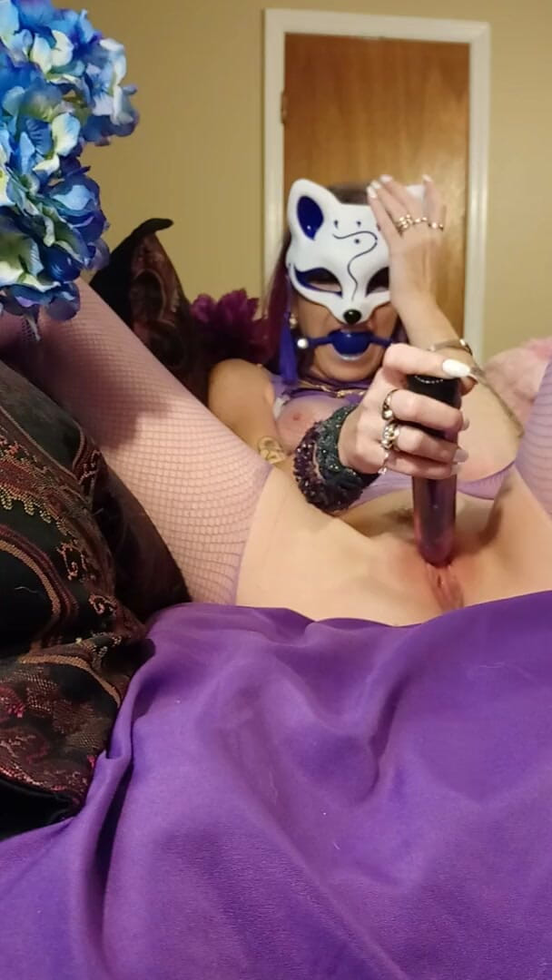 Lady_the_Tramp: Foxgirl imbavagliata con una tuta a rete viola