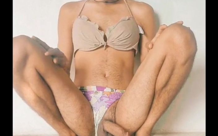 Tani: Biquíni nu gay garoto em público