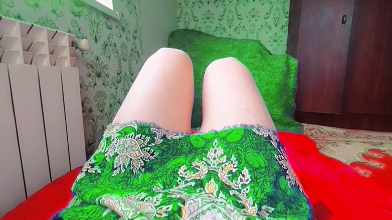 Kitty_Cross: Linda femboy girando en falda floral corta y flujo