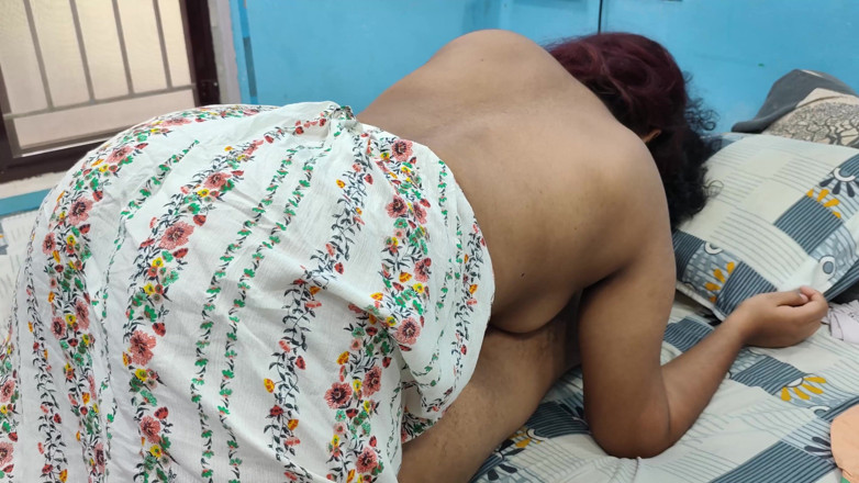Vaigavarun45: Une fille lèche le cul d’un garçon, romance avec l’estomac