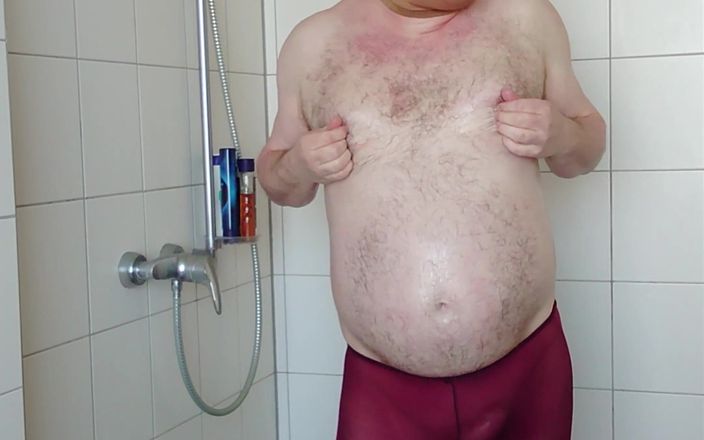 Carmen_Nylonjunge: Panty's en Joggingbroeken in de douche
