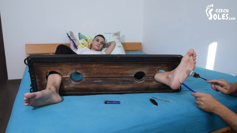 Czech Soles - foot fetish content: ติดในที่คล้องขาแล้วถูกจิ้มจักจี้ + นมัสการเท้า
