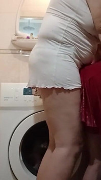 Pendant que mon mari est au travail, je baise ma voisine avec un gode ceinture