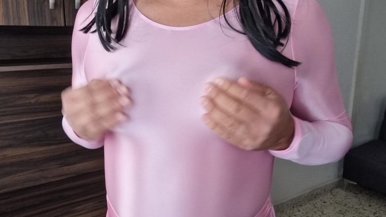 Only bras: ブラなしで、あなたは私の乳首と硬くて硬い胸が好きです