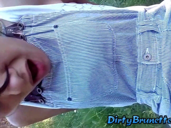 Dirty Brunette: Futai dur cu pumnul și muie în aer liber