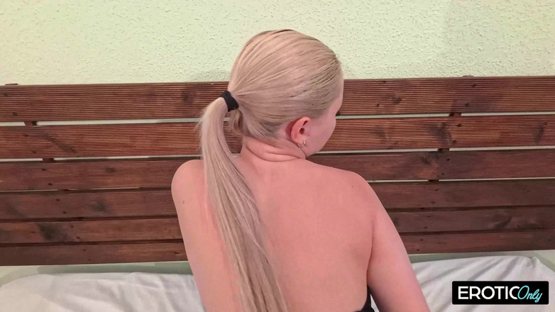 German bitch hunter: Zlobivá německá holka si nemůže přestat hrát se svou hračkou,...