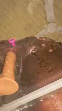Sledoval mě, jak dechně šukám na tomto stole