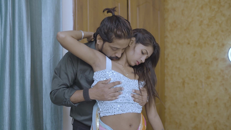 Next short: A nora jovem e bonita estava sozinha em casa, o...