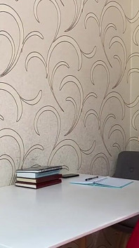 L'insegnante troia controlla i compiti e seduce uno studente perdente