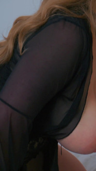 Una miLF paffuta ti sta tentando con il suo culo grosso.