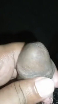 Мужской исполнитель в видео от первого лица крупным планом с мастурбацией массажа большого черного члена