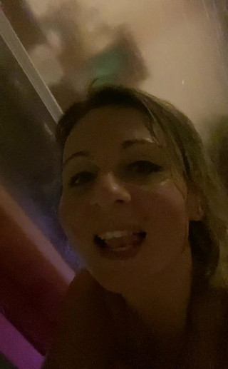 My Wife Luna: Voda je ve sprše velmi horká