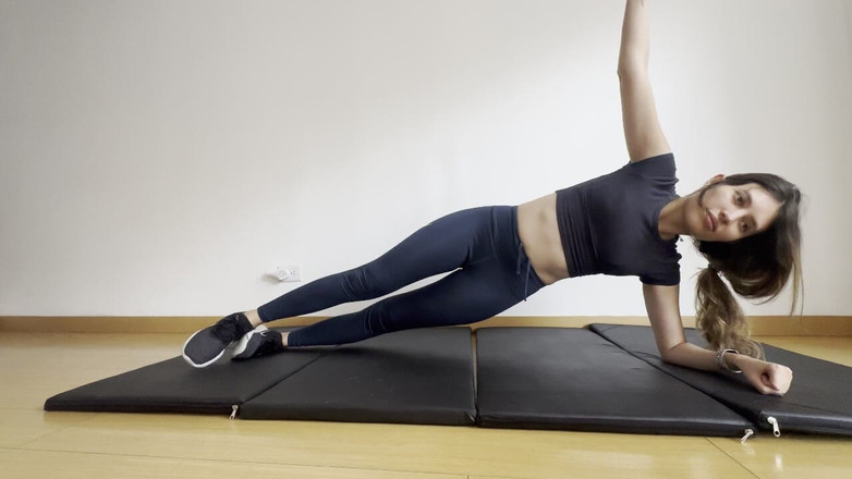 scarlettandc: Duas lésbicas fodem em seus tapetes de ginástica em suas...