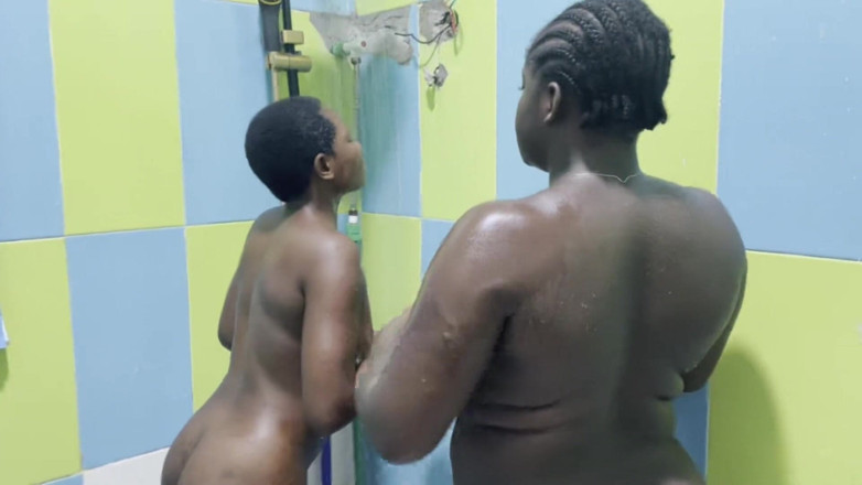 Africanbestsex007: Pisse-moi dessus, bébé... Dans l’arrière-scène