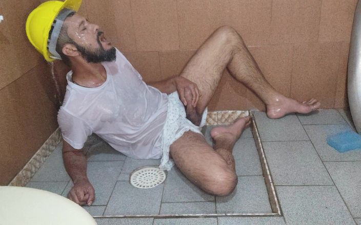 Hairy stink male: Masturbando no banho