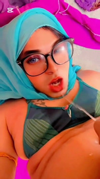 Hermosa hijab transgénero meando en la boca