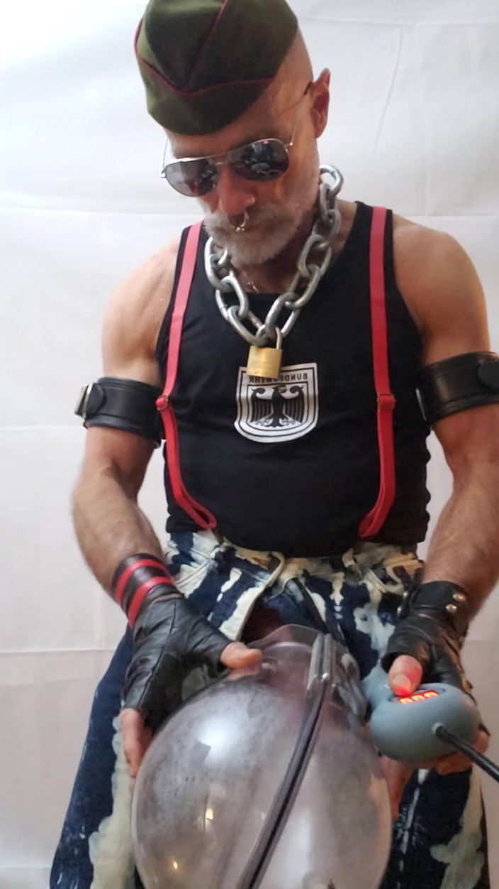 Muscles Cigar FFPig: Pipe Dad Pumping Balls and Cock in a Monstertube