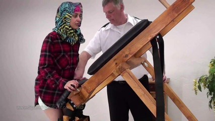Spanking Server: Yasmeena, culo oliato per questa ragazza araba