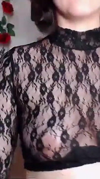 La mora in un sexy top di pizzo stretto