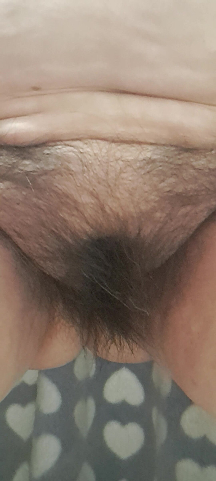 Mommy big hairy pussy: 我把尿液滴在她的阴毛上