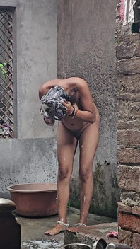 Fată frumoasă indiană desi din sat în timp ce face baie