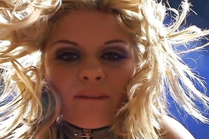 Perv Milfs n Teens: drobná dívka je tvrdě ošukána do své malé dírky