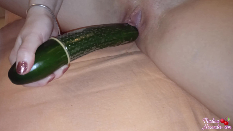 Madina Alexander: Geile ehefrau hart spielt muschi, gurke - squirting-orgasmus